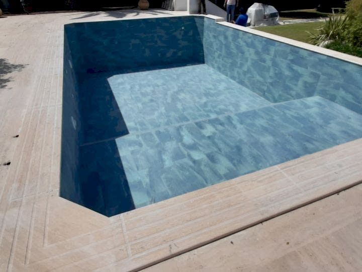 Çeşme (villa havuzu)